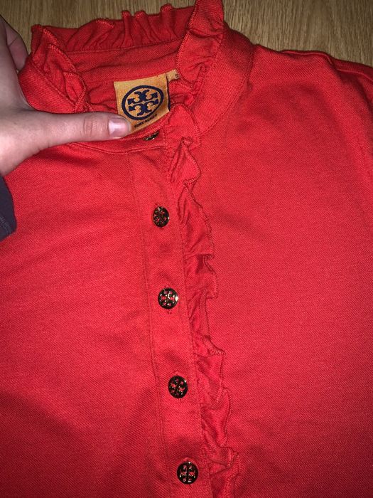 Червона Tory Burch з рюшиками та золотими ґудзиками з логотипом