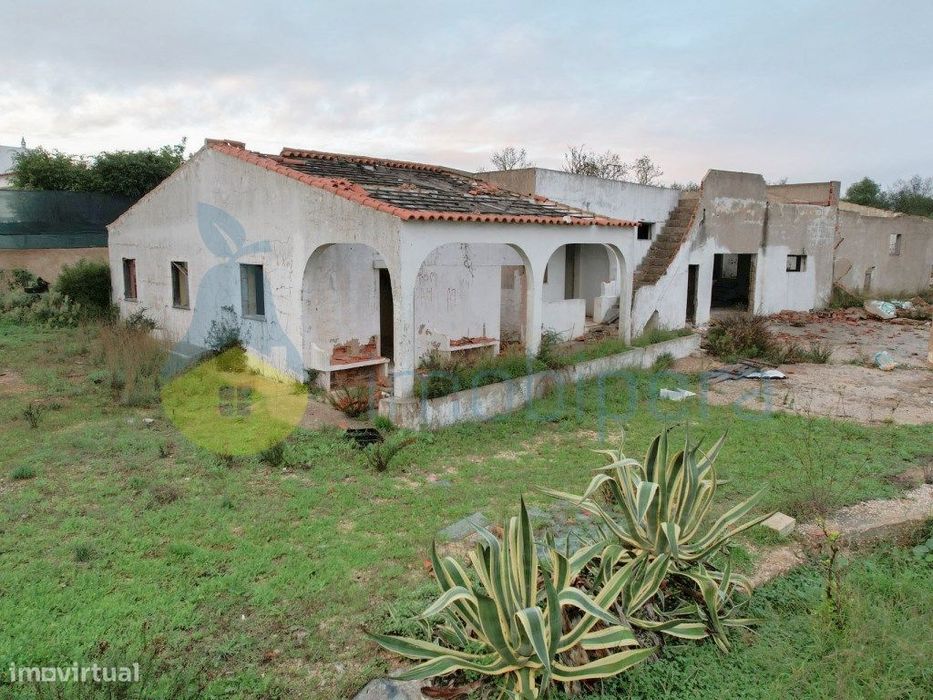 Moradia para remodelar em Lagoa num lote com 6770m2