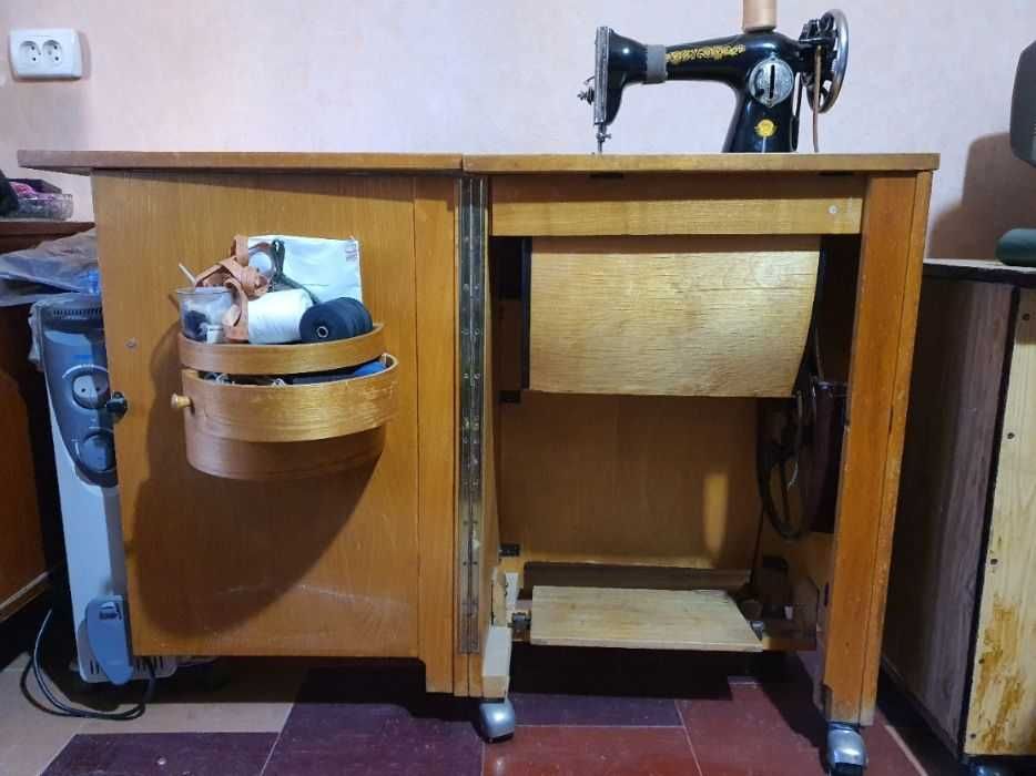 Классика швейная ножная машинка с тумбой на колёсиках Запорожье