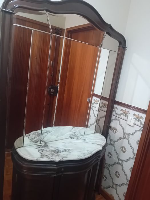 Móvel com espelho