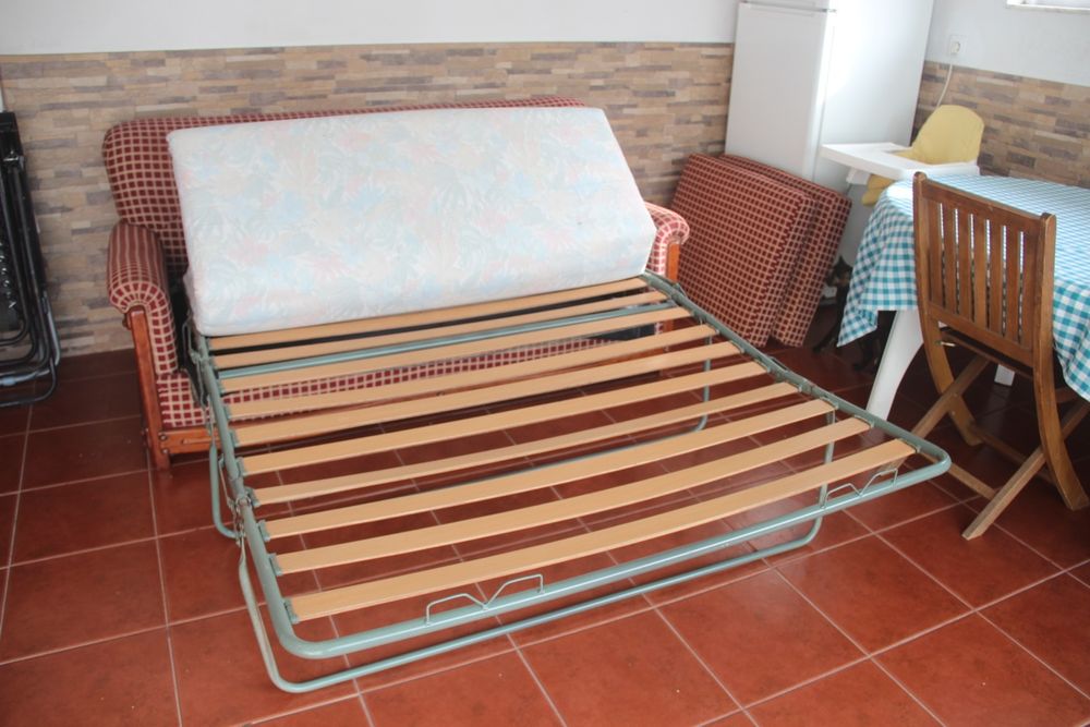 Sofá cama de madeira e tecido xadrez