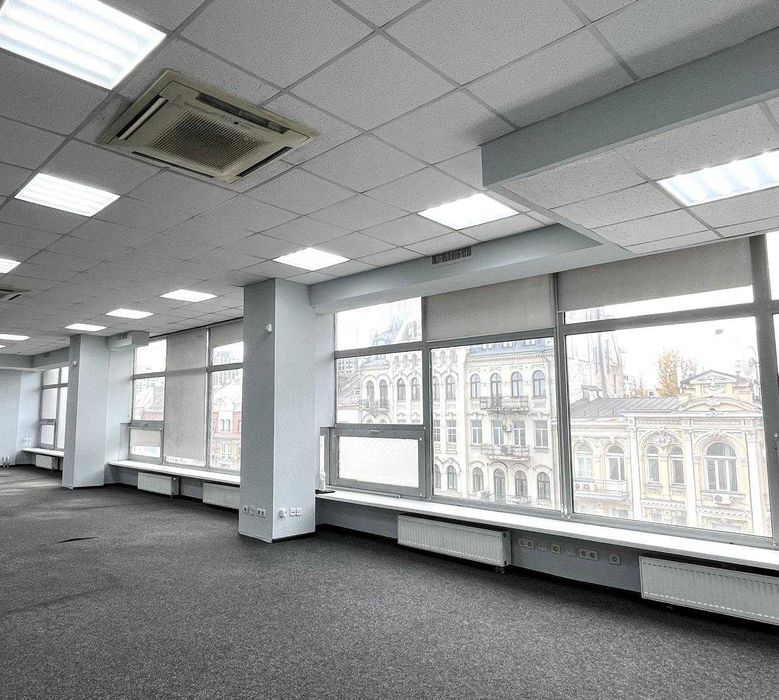 Офісний поверх у центрі Києва. Площа - 288м2. Метро - 5 хв.