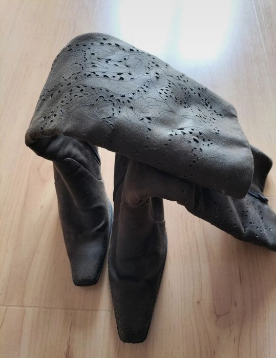 Botas camursa castanhas cano alto