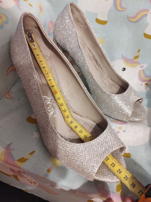 Złote brokatowe buty na obcasie