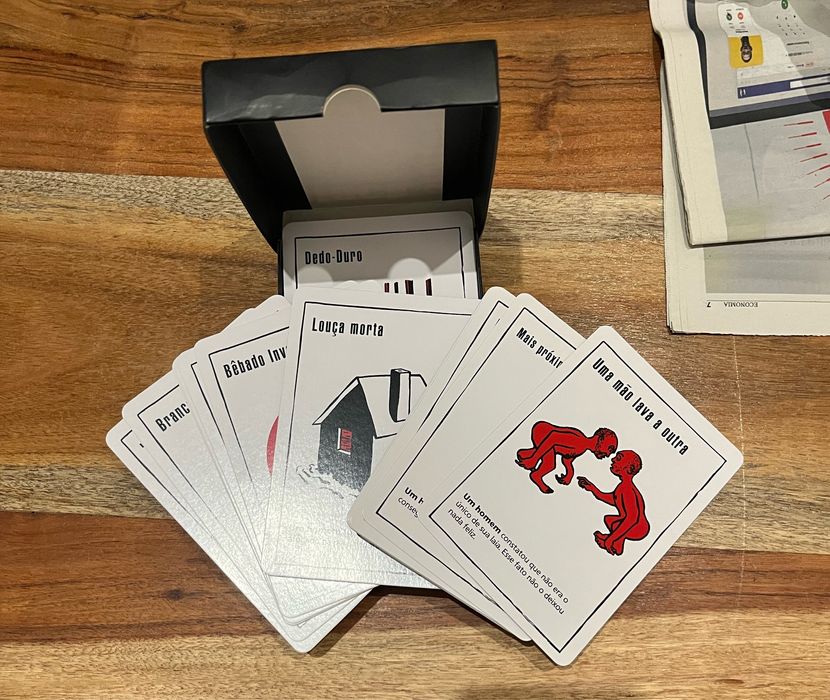 Jogo Black Stories - Shit Happens em PT/BR