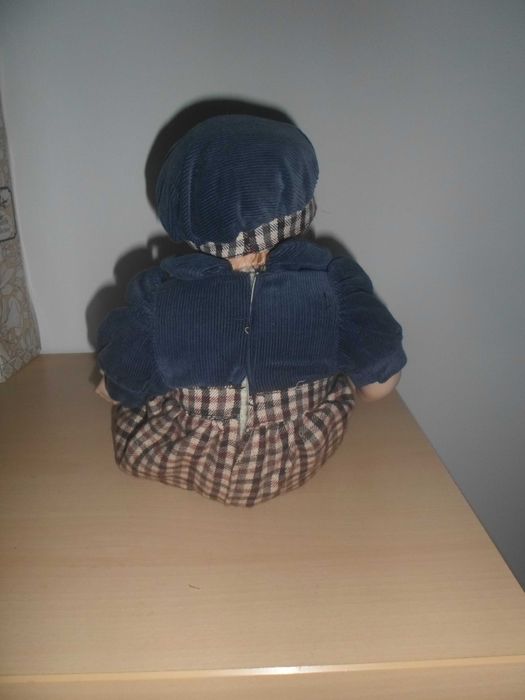 boneca menino com loiça em porcelana muito bonito