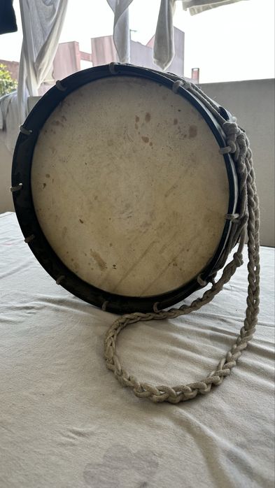 Tambor militar tradicional com pele natural — peça antiga e rara