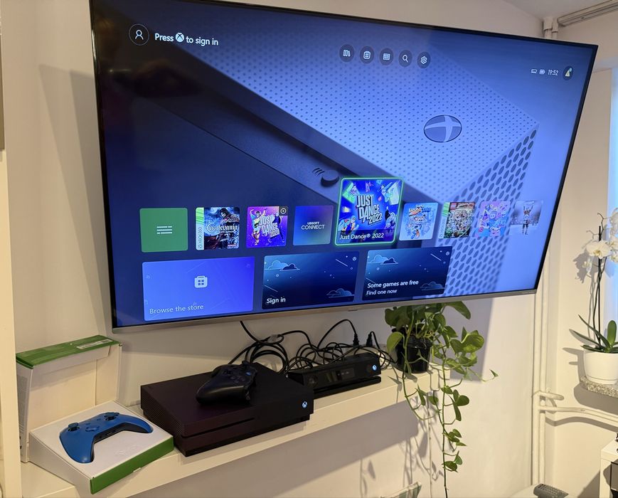 Xbox One S  1TB + dwa pady + KINECT