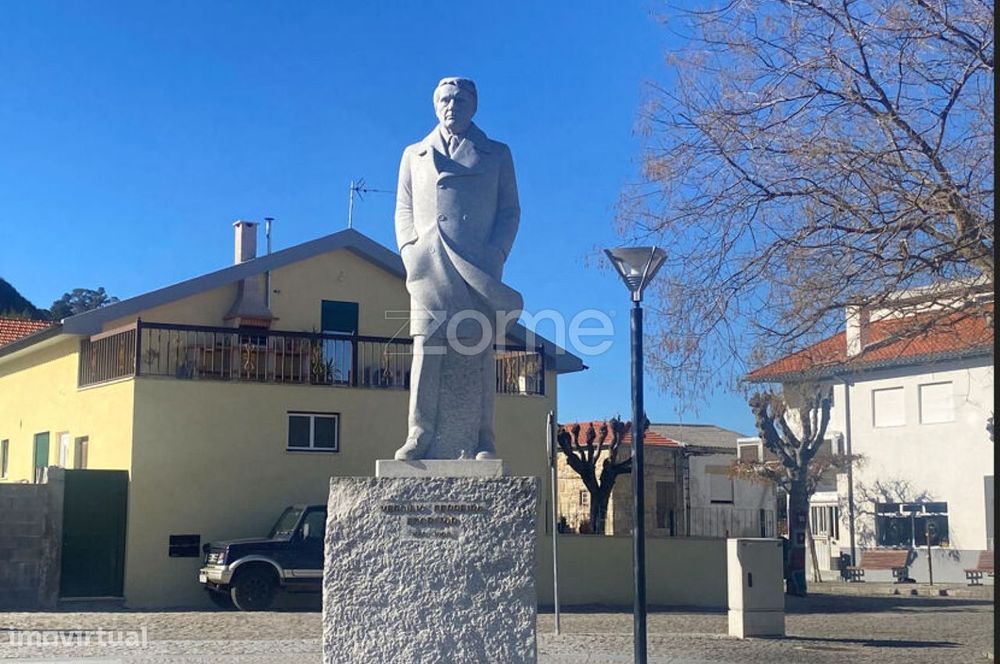 Duas casas em ruinas, em banda, 3 pisos, 140m2-Melo-Gouveia- Guarda