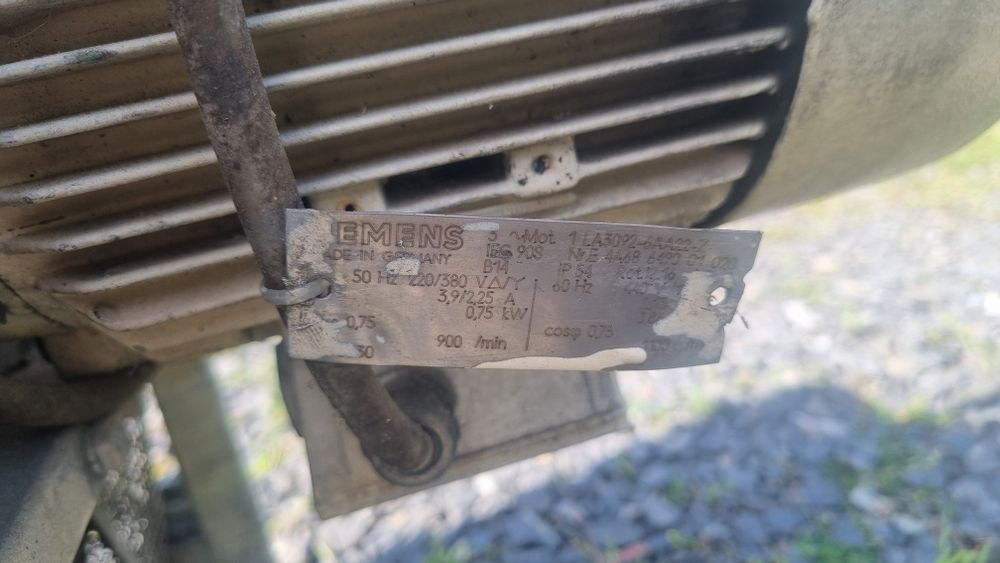 Duża chlodnica hydrauliczna z silnikiem