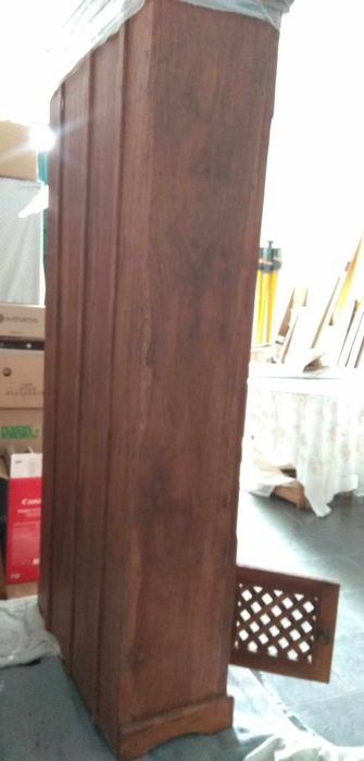 Móvel em madeira maciça