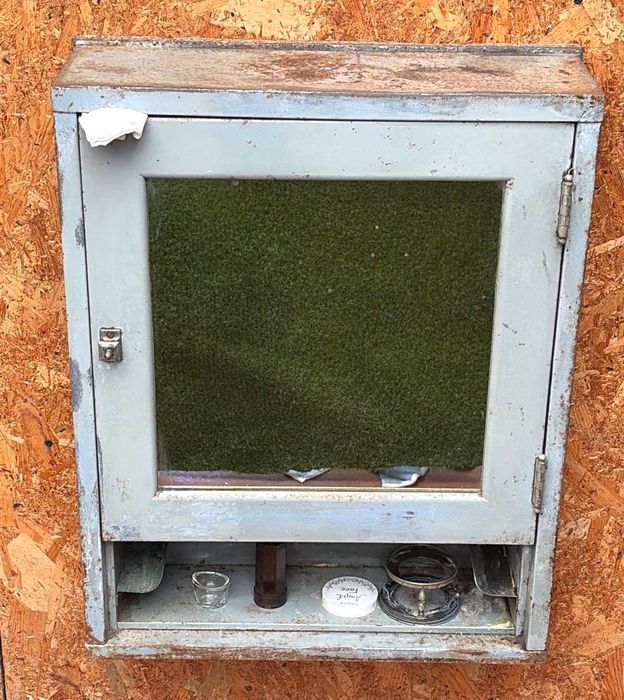 Farmacia, armario de antigo quartel militar, inclui todo o material que se vê nas fotos.