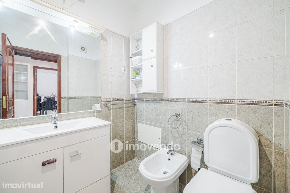 Apartamento T2, com lugar de estacionamento e arrecadação, na Ramada