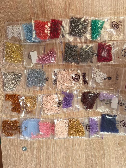 Високоякісний бісер різні кольори  92 г