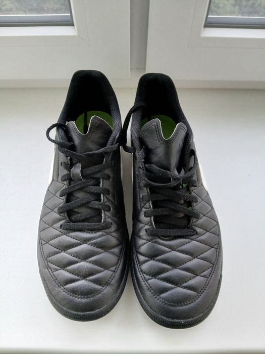 Продам чоловічі футбольні кросівки