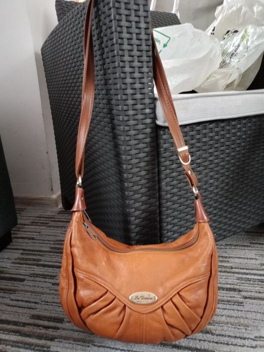 Torebka na ramię regulowany pasek brązowa ekoskórka suwaki