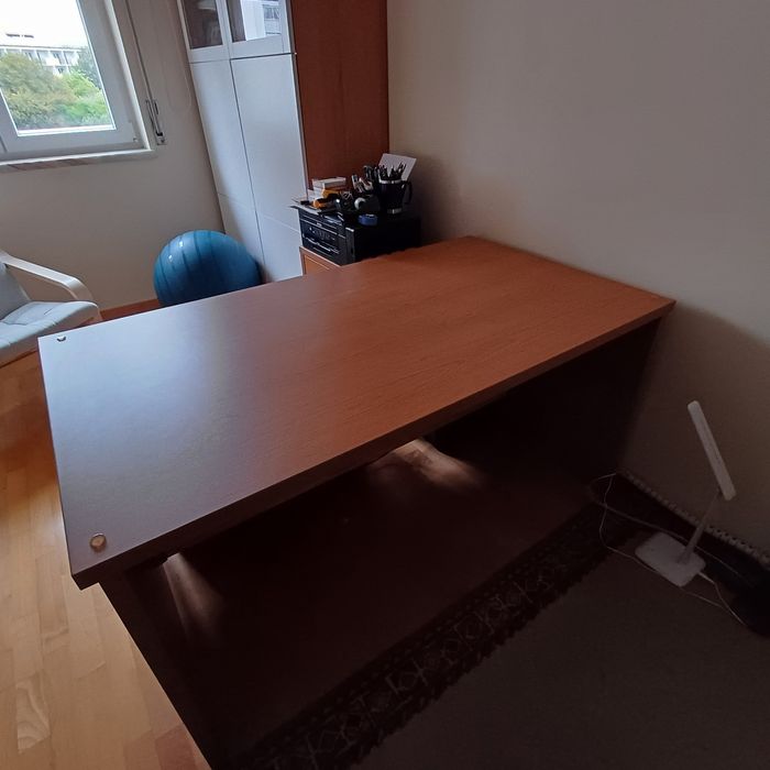 Secretária de escritório .Medidas 140 cm x 80 cmx 72 (alt)cm