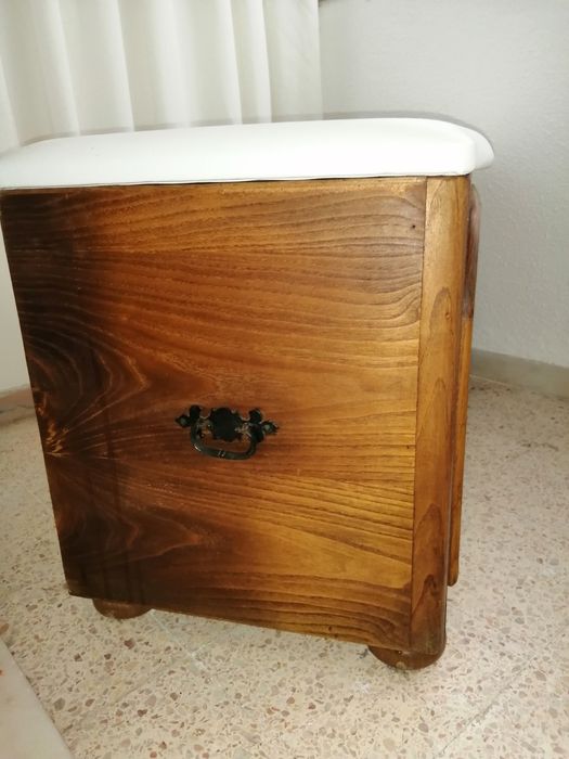 Arca/banqueta em madeira 0,97cm (compri.) x0,45 (largu.) x0,50 (altu.)