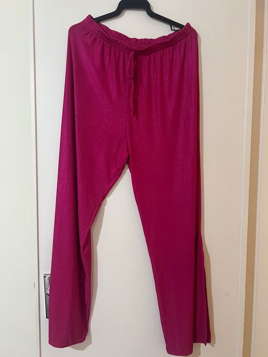 Calça Pantalona tecido leve e fino.