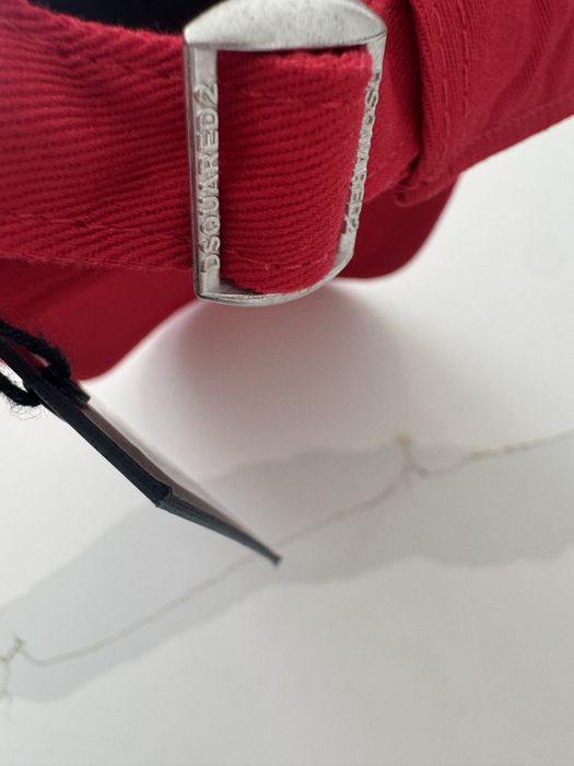 CZAPKA Z DASZKIEM DSQUARED2 czerwona logo Uniwersalny regulowany