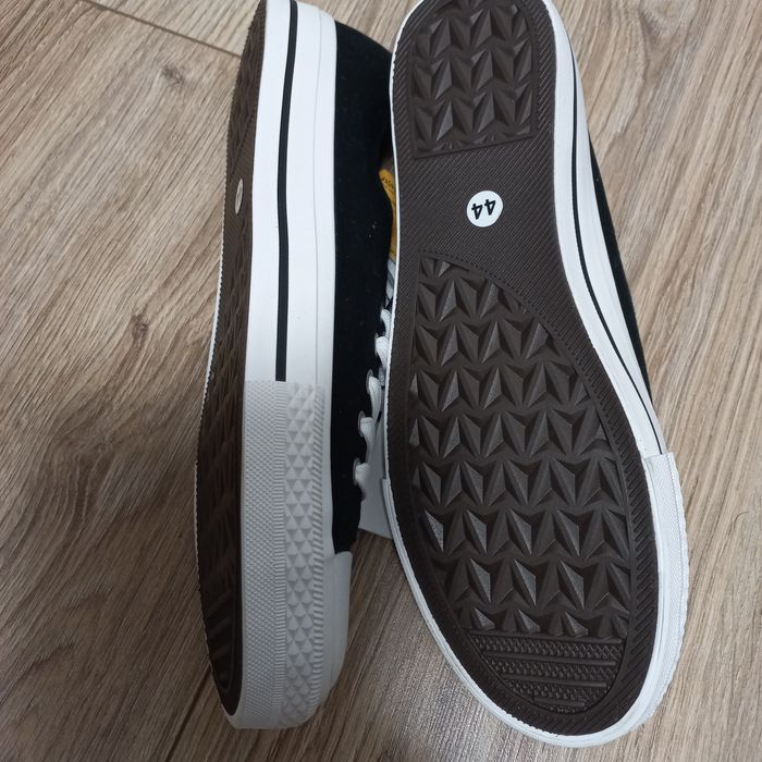 Nowe trampki  męskie-44