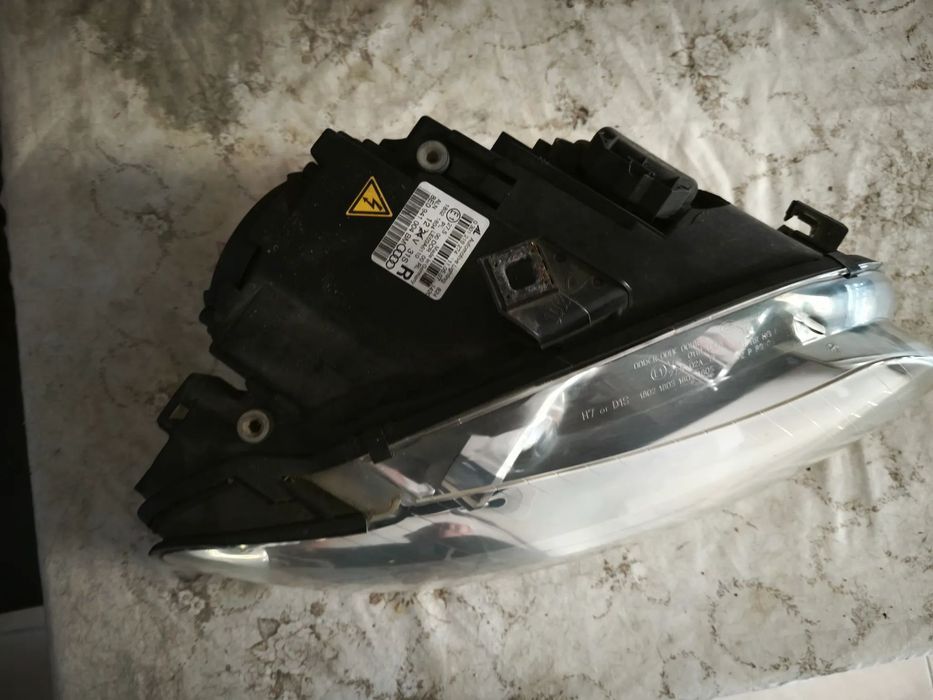 Farol direito bi-xenon Audi A4 B7 s-line pisca branco