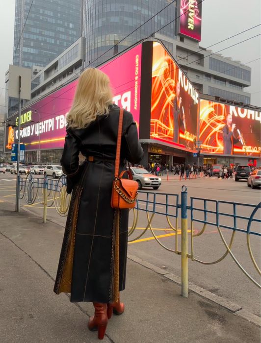 Пальто кожаное с воротником