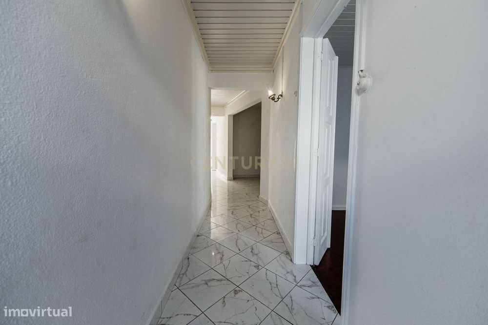 Moradia T3 com Terraço e Vista Mar em Santa Cruz, Lagoa