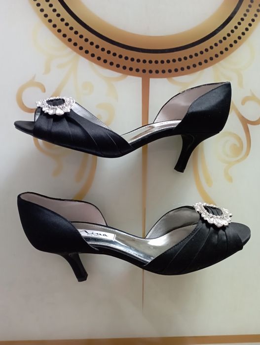 Туфлі , босоніжки Nina