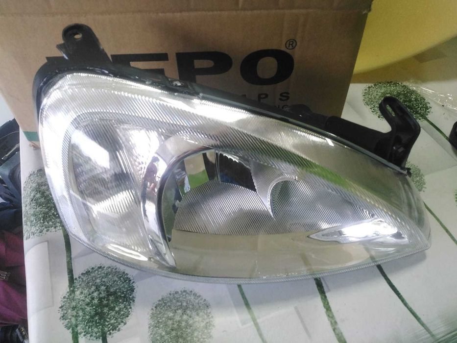 Farol Direito Opel Corsa de 2001 Novo
