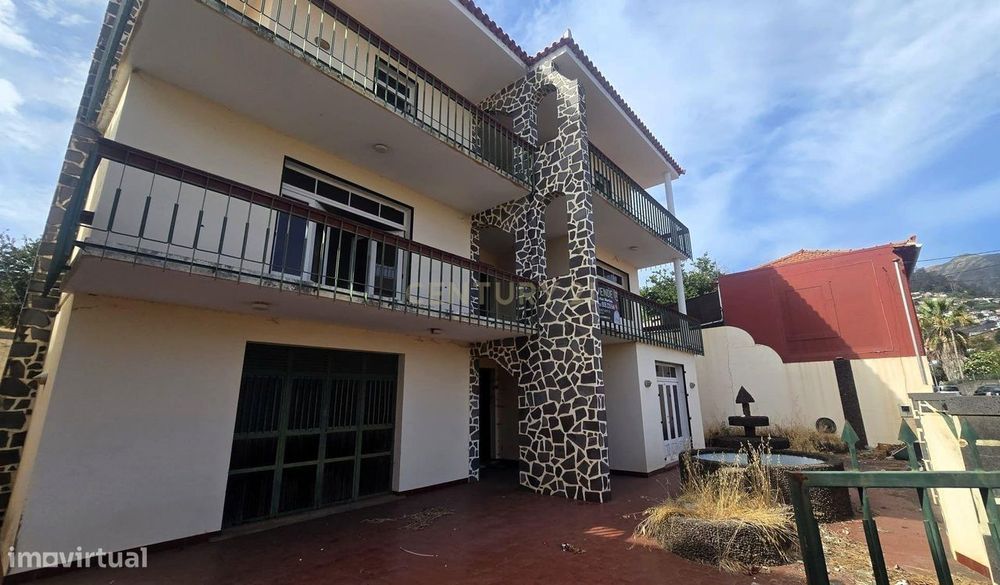 Moradia T4 com Terreno e Amplos Espaços - Santo António, Funchal