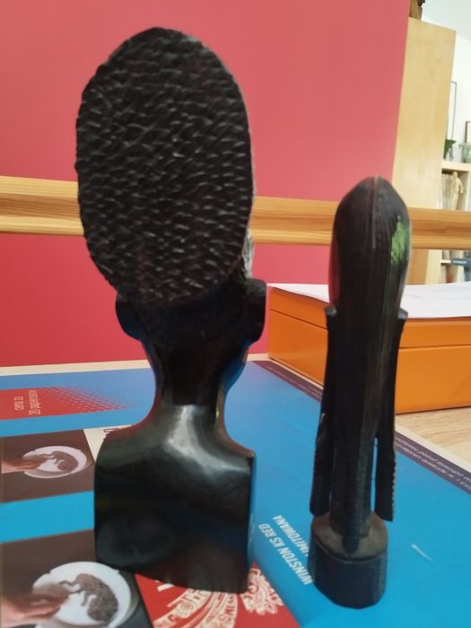 dwie afrykańskie figurki