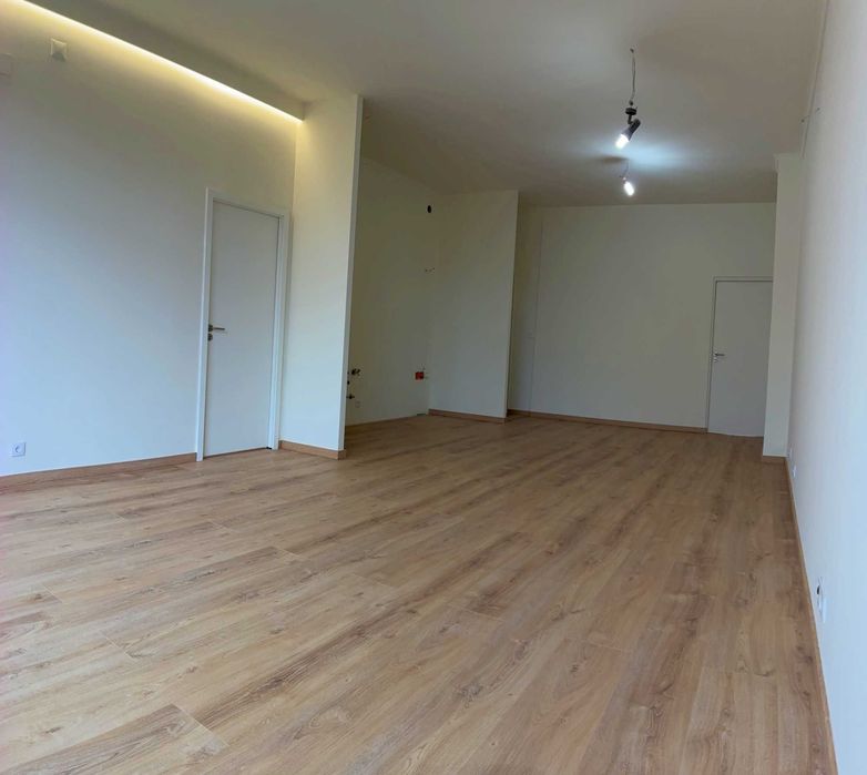 Loja em custódias zona nobre/ aluga-se ou vende-se