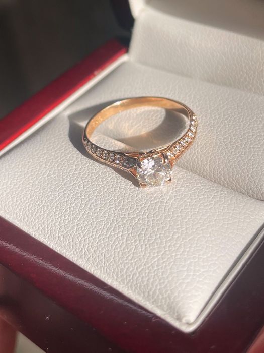 Pierścionek z brylantem 0.52 ct plus 40 małych diamentów VS2