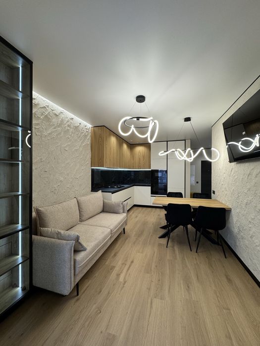 Велика 1-кімнатна квартира видова на Міське Озеро