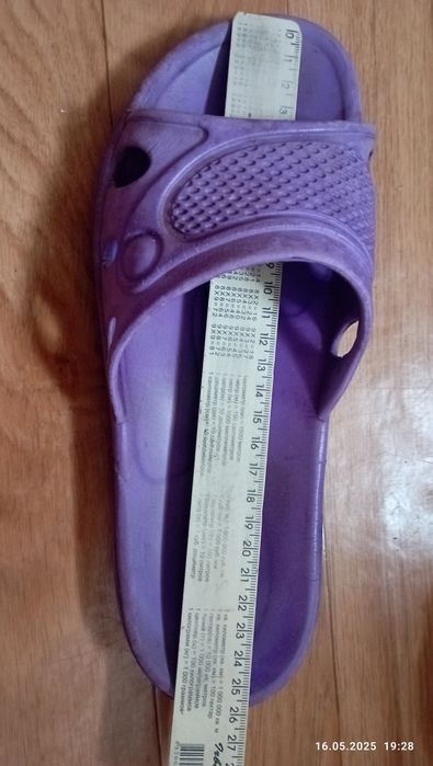 Шльопанці пінки різних розмірів