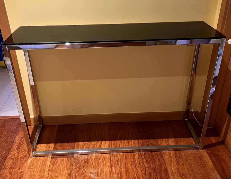 Consola em vidro preto e estrutura metálica