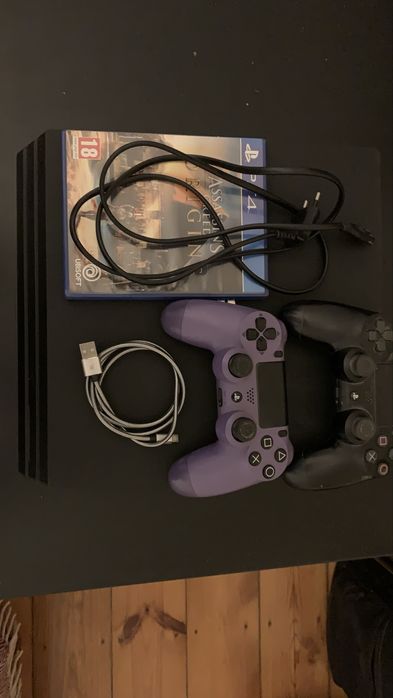 PS4 PRO 1TB [Não Negociável] + 2 Dualshock4 + 1 Jogo