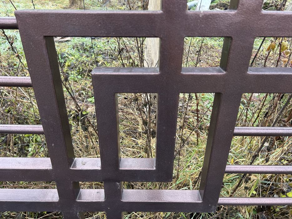 Brama przesuwna otwiera się w lewo patrzac od domu