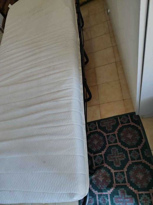 Cama usada em bom estado.