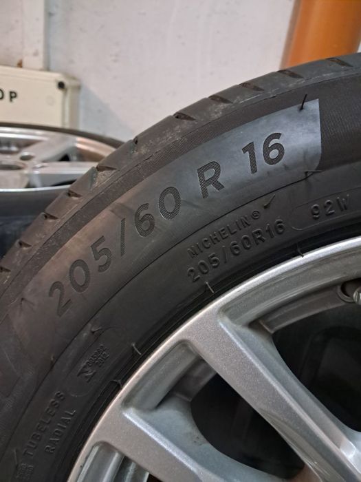 komplet 4 używanych kół aluminiowych z oponami.