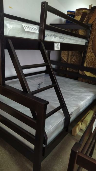 Ліжко двоярусне трьохспальне з дерева. Ліжка двохярусні трансформер