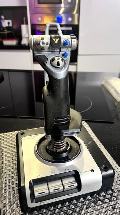 Conjunto Rudder Pedals, Trottle and Joystick Saitek