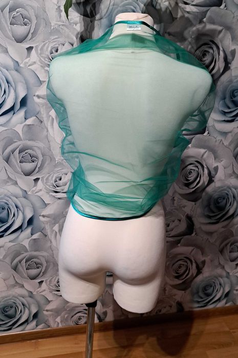 Zielony szal z tiulu