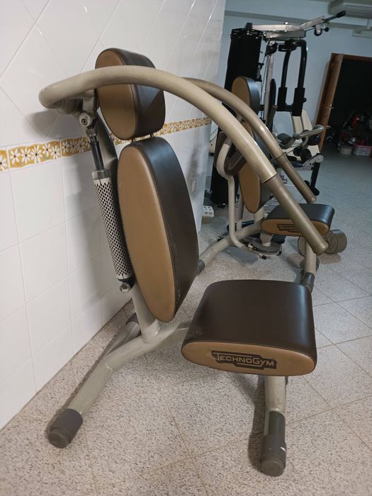 Ginásio Technogym com 9 máquinas