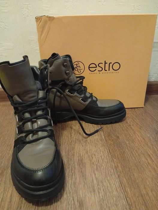 Продам женские ботинки Estro