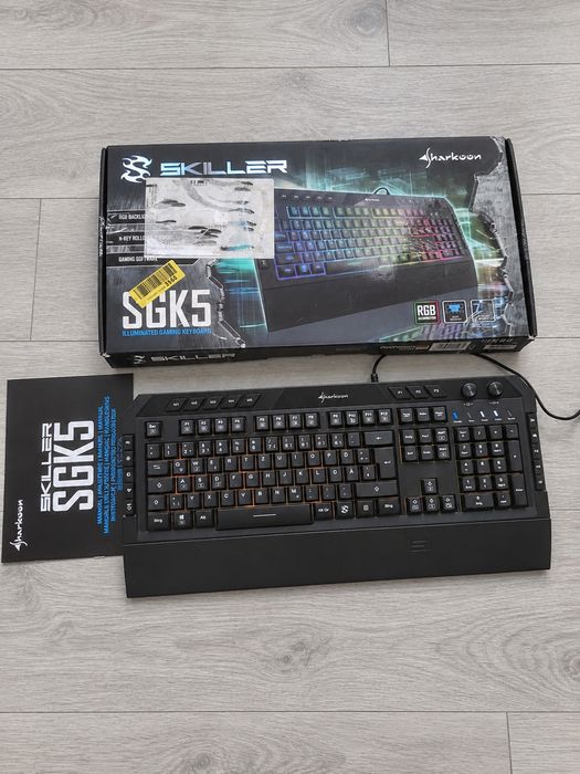 Klawiatura sharkoon skiller sgk5 rgb gamingowa pełnowymiarowa z makrami podpórką i oprogramowaniem usb do pc grania pracy i streamingu dla graczy