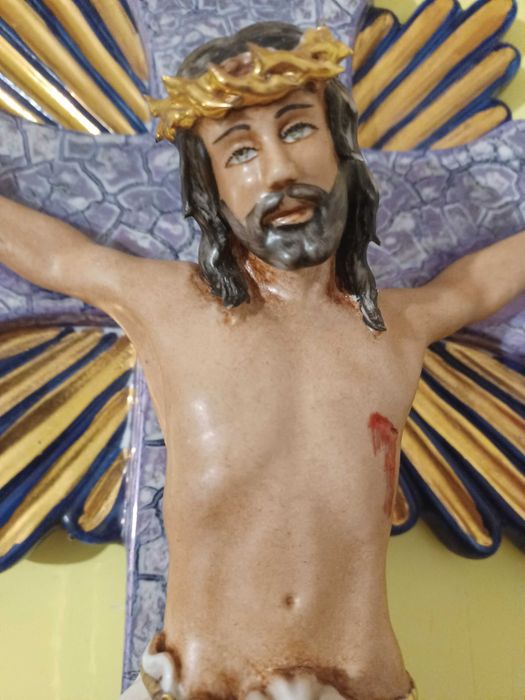 Jesus Cruxificado em Porcelana fina , pintado à mão