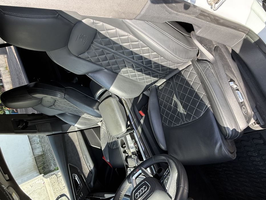 Біла Audi SQ8 2021
