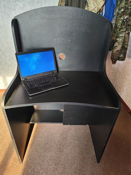 Стіл комп'ютерний компактний